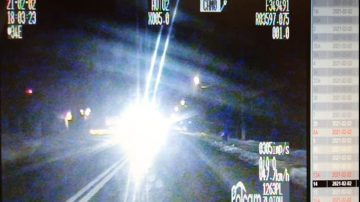 Kierowca migający długimi światłami został ukarany mandatem – dlaczego?